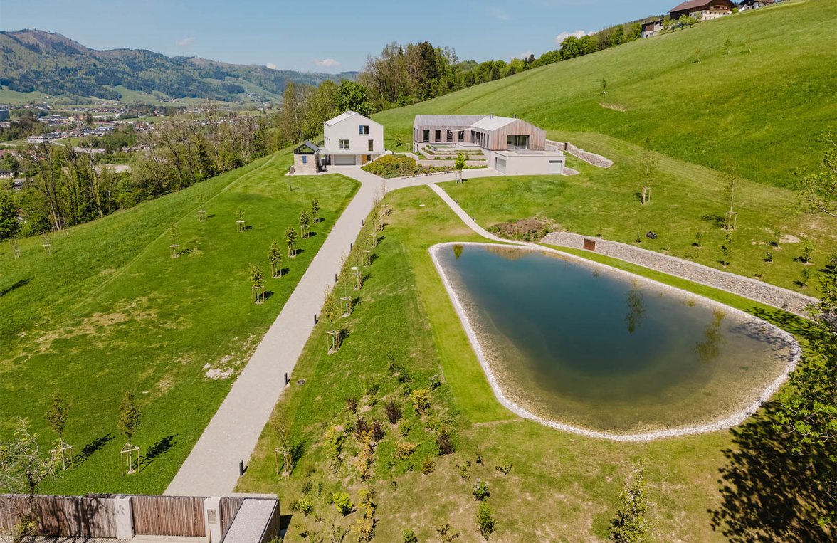 Property in 5310 Salzkammergut - Mondsee: THE DREAM OF THE LAKE! Sophisticated residence on the Mondseeberg  - picture 1