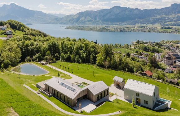 Property in 5310 Salzkammergut - Mondsee: Panoramic retreat on Mondseeberg, covering 2.8 ha with its own lakefront property