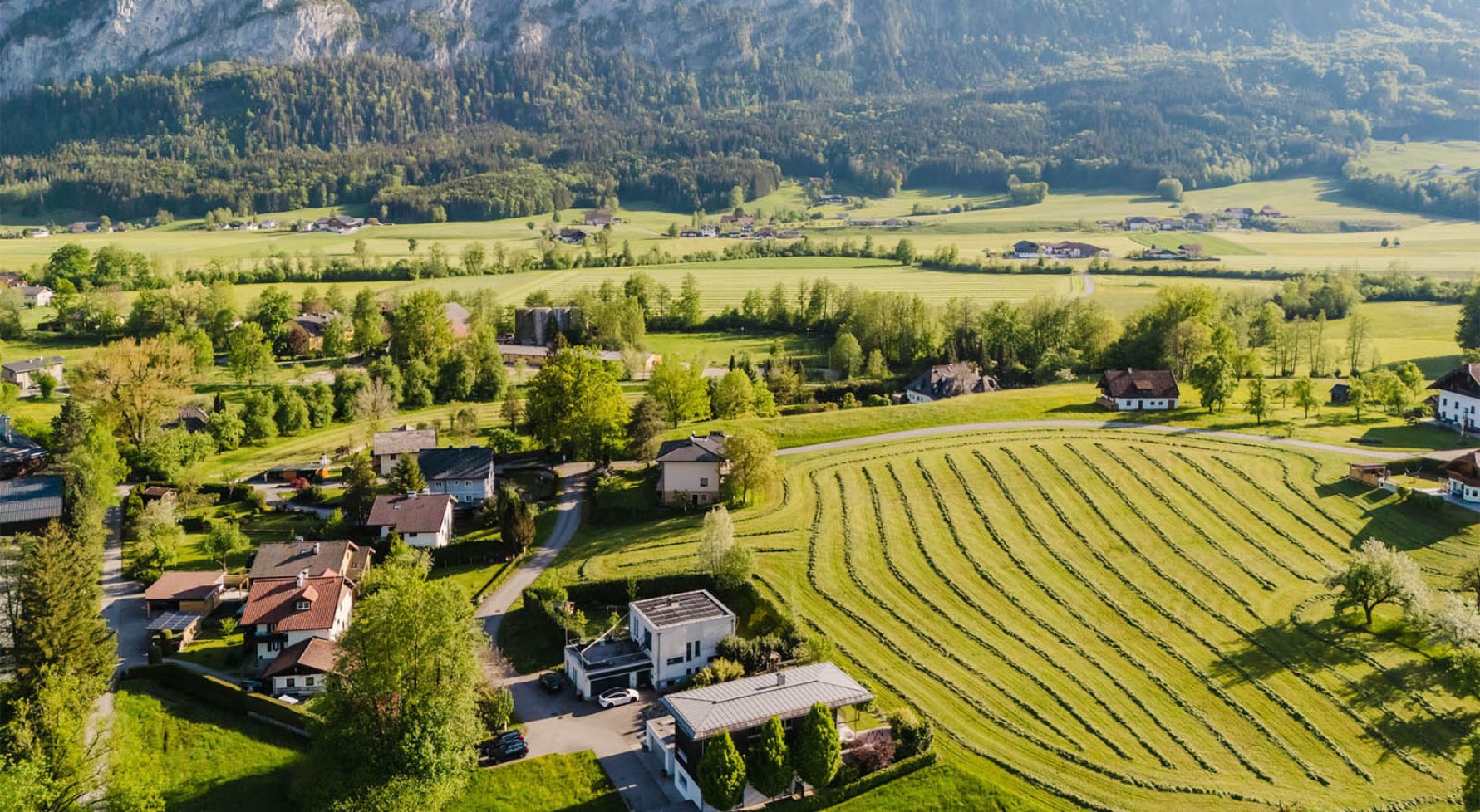Immobilie in 5310 Salzkammergut - St. Lorenz am Mondsee: Architektur im Einklang – Stilvolles Familienleben zwischen See und Berg - bild 1