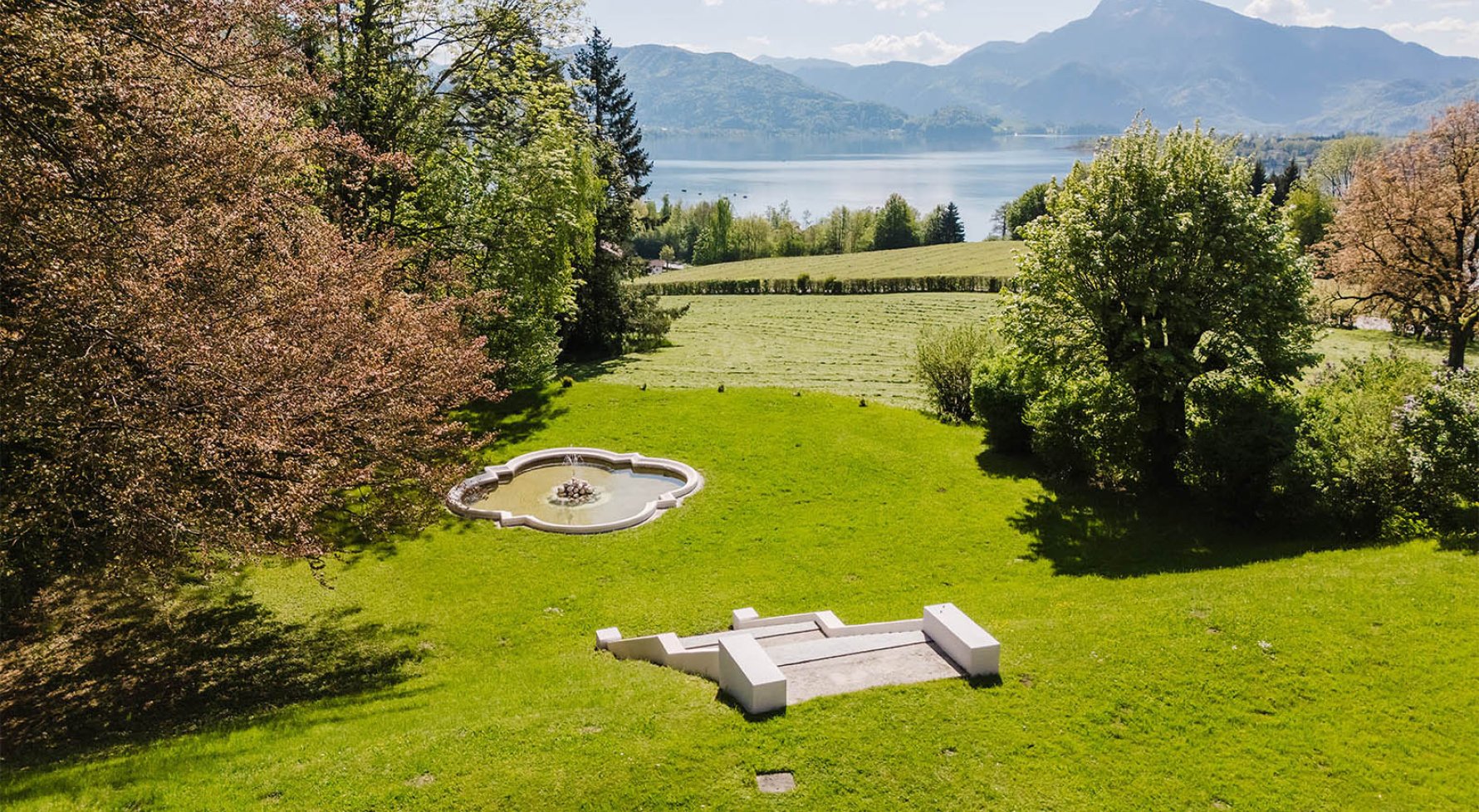 Property in 5310 Salzkammergut - Mondsee : A PLACE THAT BREATHES HISTORY! Stately residence with view of Lake Mondsee - picture 1