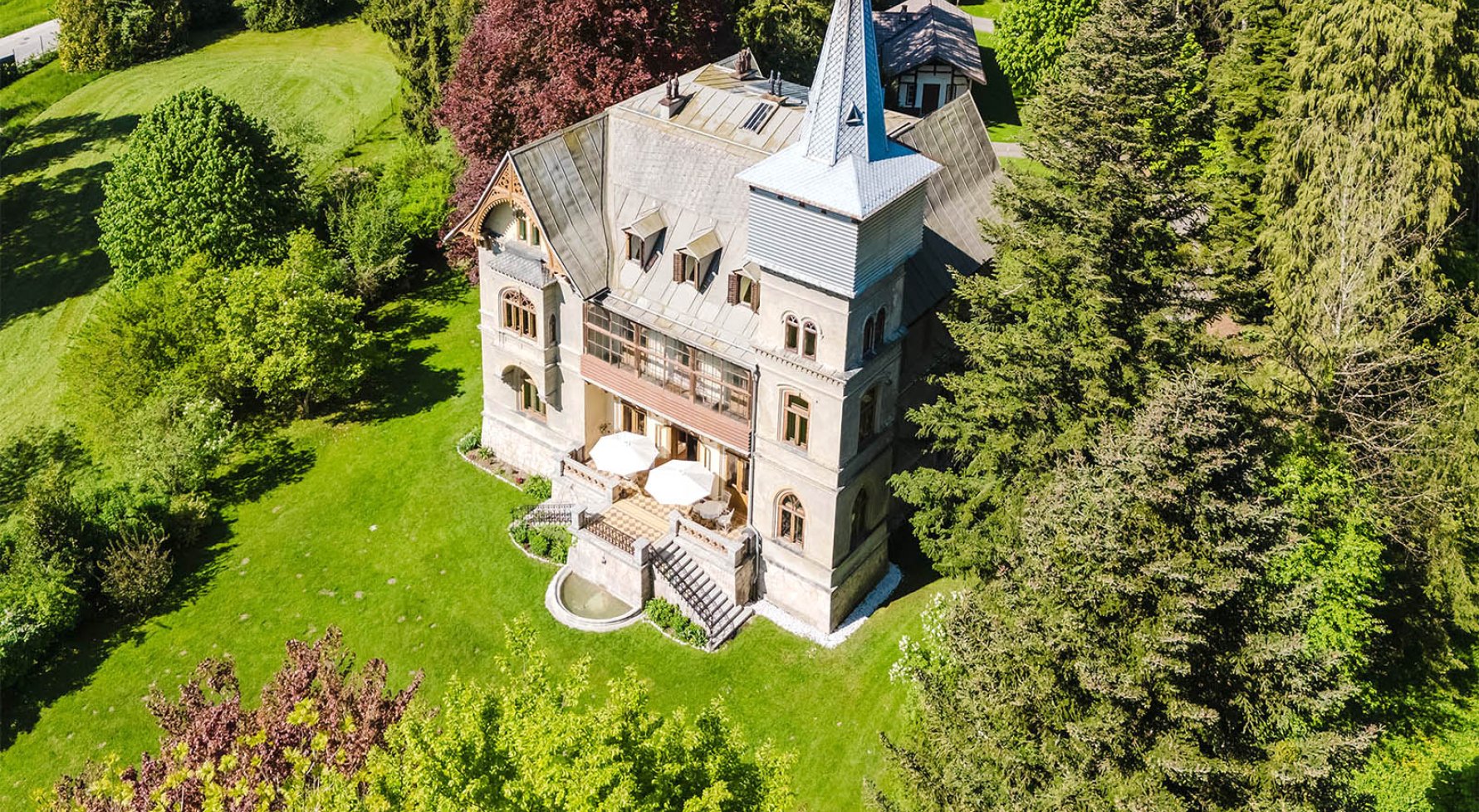 Property in 5310 Salzkammergut - Mondsee : A PLACE THAT BREATHES HISTORY! Stately residence with view of Lake Mondsee - picture 1