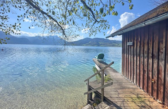 Immobilie in 4853 Salzkammergut - Steinbach am Attersee: Lebensgefühl Attersee! Wohnhaus mit eigenem Badeplatz, Steg und Bootshaus