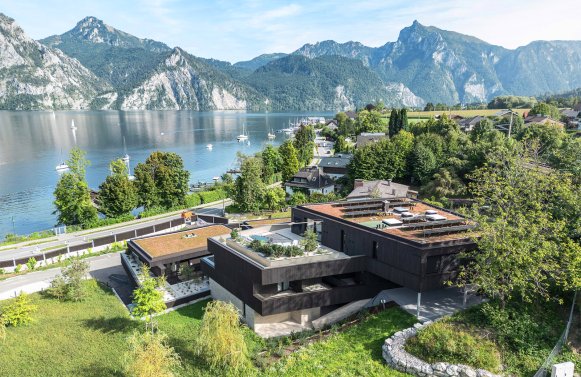 Property in 4801 Salzkammergut - Traunkirchen am Traunsee: Ultimate lakeside feeling! Maisonette on Lake Traunsee with private bathing area