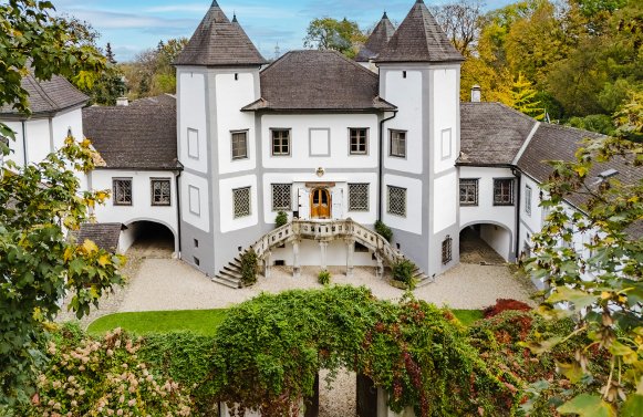 Immobilie in 4693 Salzkammergut - Desselbrunn: RENAISSANCETRAUM IM SALZKAMMERGUT Wohnschloss mit Charme und Historie