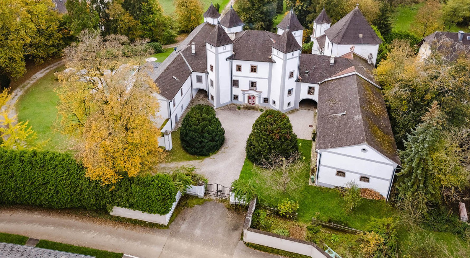 Property in 4693 Salzkammergut - Desselbrunn: MODERN LIVING IN HISTORIC WALLS! Castle residence with park in the Salzkammergut - picture 1