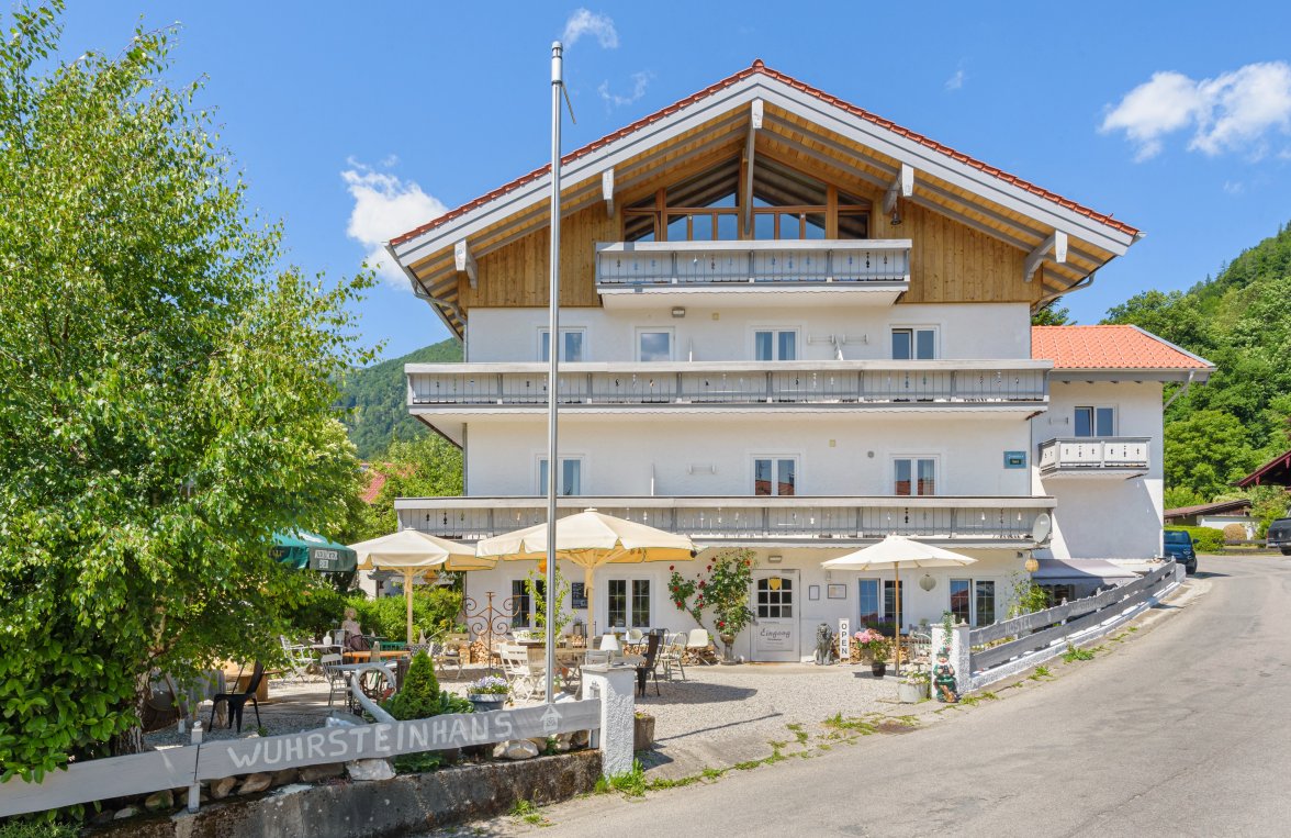 Immobilie in 83259 Bayern - Schleching: Gästehaus mit großem Gastgarten und Betreiberwohnung - neu renoviert! - bild 9