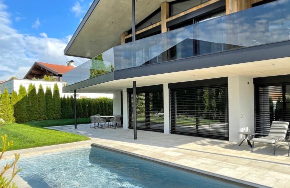 Immobilie in 6380 Tirol - Kitzbüheler Alpen - St. Johann in Tirol: Exklusive Garten-Villenetage mit Pool und Hornblick!