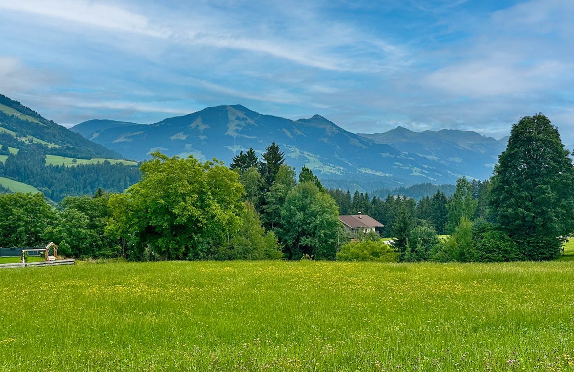 Immobilie in 6361 Tirol - Kitzbüheler Alpen - Hopfgarten: Sonnenverwöhntes Grundstück mit Blick zur Hohen Salve u. genehmigter Projektierung - bild 2