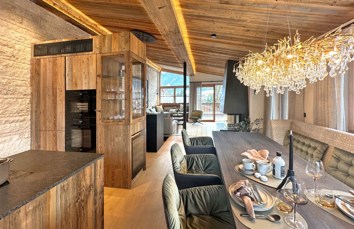 Immobilie in 6370 Tirol - Kitzbühel: Koffer packen & einziehen! Möblierte Doppelhaushälfte im Chalet-Stil in Bestlage - bild 2