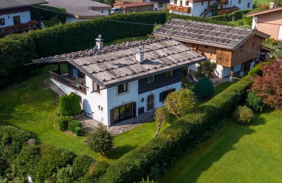 Immobilie in 6372 Oberndorf bei Kitzbühel: Seltener Freizeitwohnsitz! Landvilla in Sonnenlage mit eigenem Gästehaus