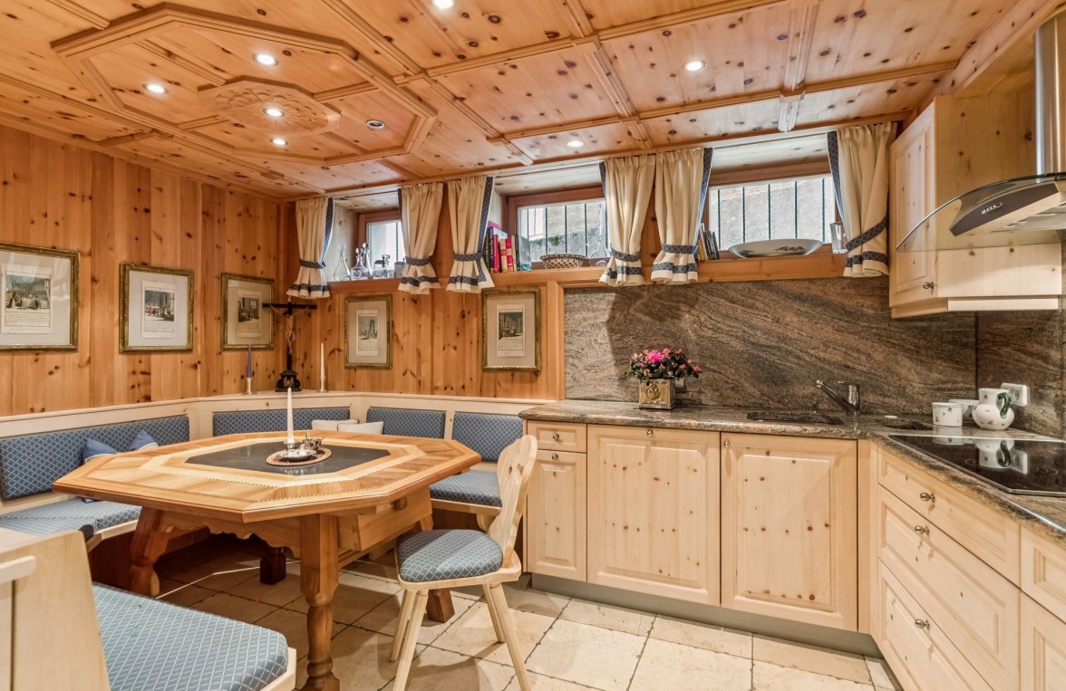 Immobilie in 6580 Tirol - St. Anton am Arlberg: Einzigartig!Zwischen Kaminfeuer und Pulverschnee–Exklusives Stadthaus in St. Anton - bild 2