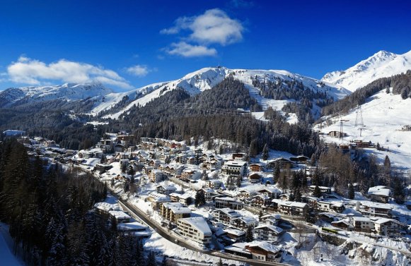 Immobilie in 6580 Tirol - St. Anton am Arlberg: Einzigartig!Zwischen Kaminfeuer und Pulverschnee–Exklusives Stadthaus in St. Anton