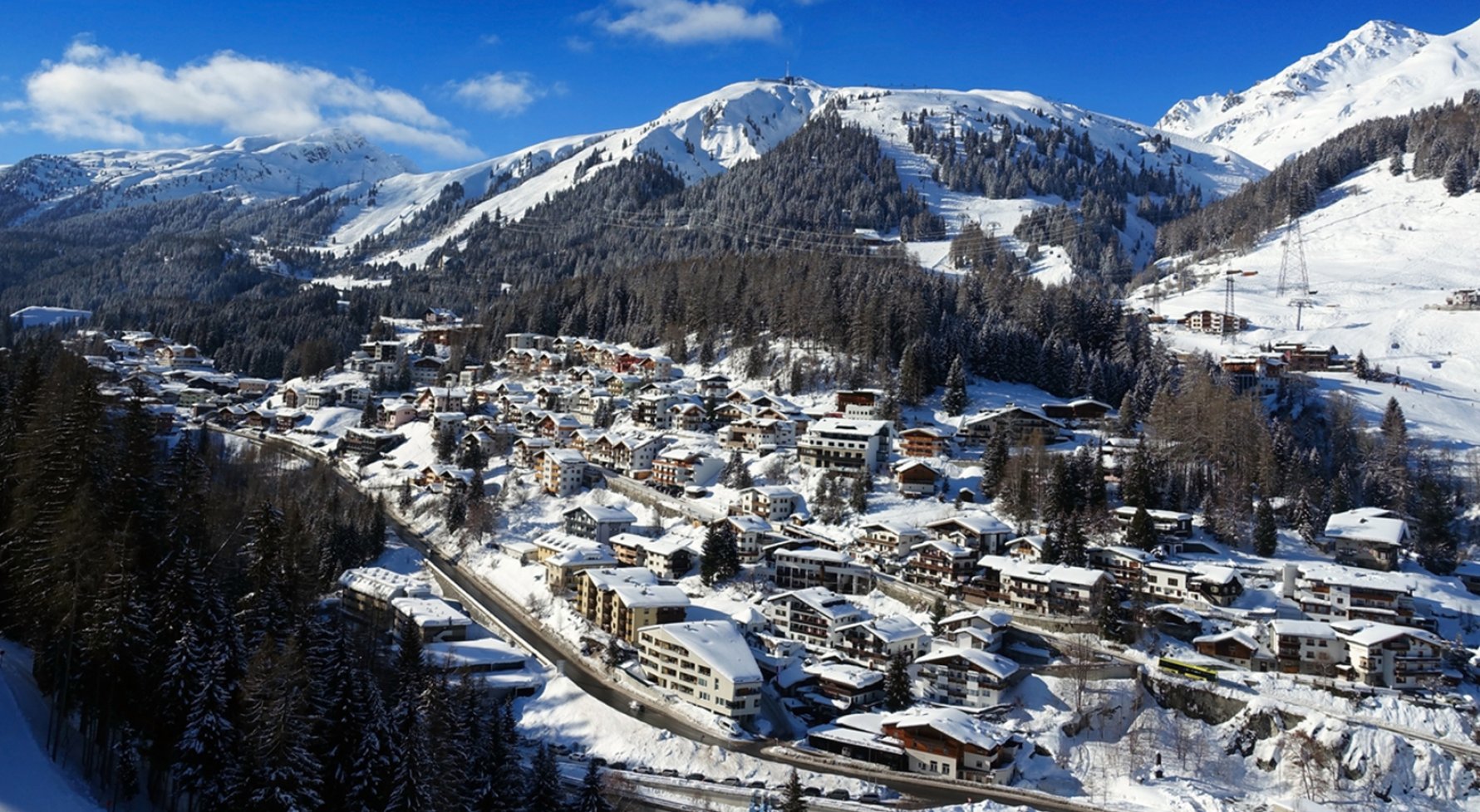 Immobilie in 6580 Tirol - St. Anton am Arlberg: Einzigartig!Zwischen Kaminfeuer und Pulverschnee–Exklusives Stadthaus in St. Anton - bild 1