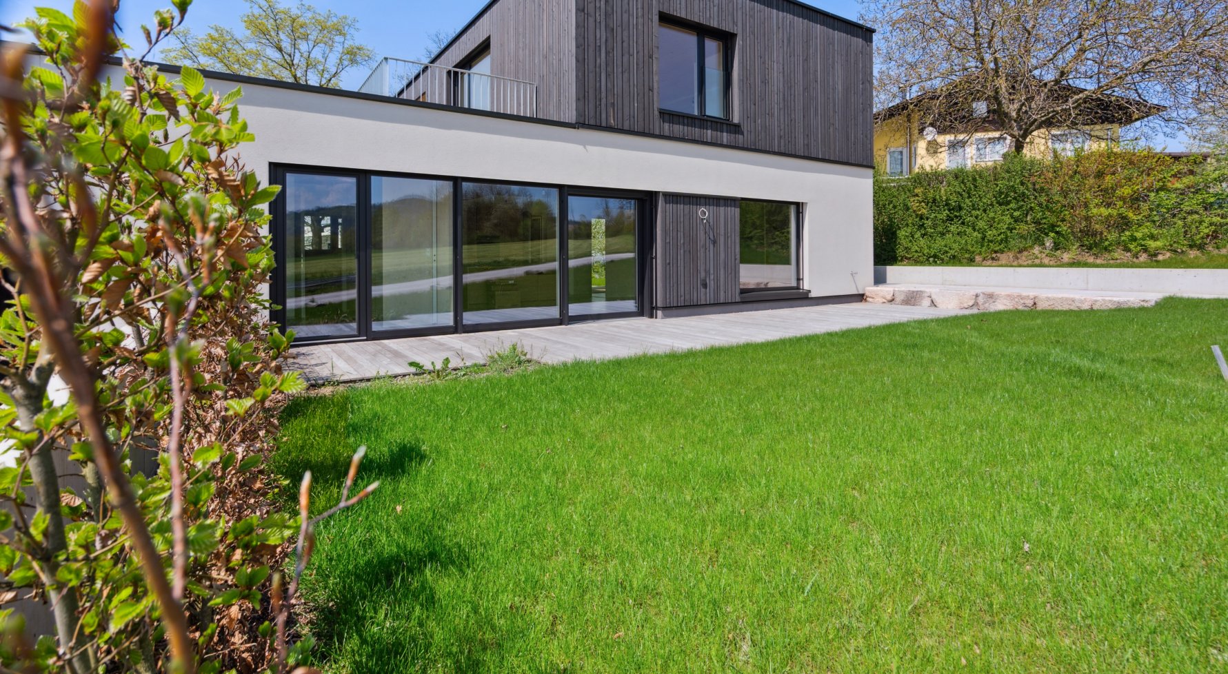 Immobilie in 4816 Nähe Gmunden/Salzkammergut: TRAUNSTEINBLICK, NATURPOOL, LANDMARKBUILDING! Doppelhaushälfte mit Fernblick - bild 1