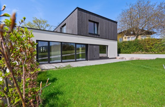Immobilie in 4816 Nähe Gmunden/Salzkammergut: TRAUNSTEINBLICK, NATURPOOL, LANDMARKBUILDING! Doppelhaushälfte mit Fernblick