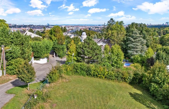 Property in 1130 Wien, 13. Bezirk: Green living with potential! Spacious plot in sought-after Hietzing location