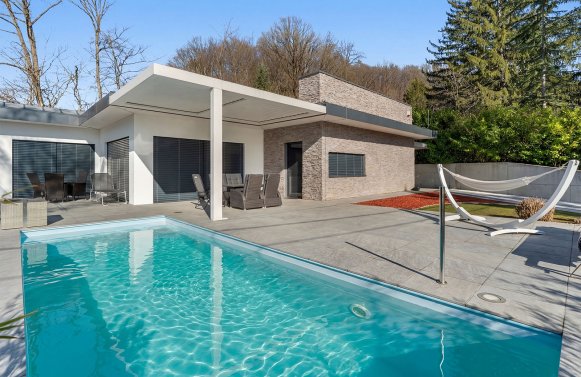 Immobilie in 1140 Wien, 14. Bezirk: Repräsentative Villa in Wiener Grünruhelage mit eigenständigem Gästeappartement