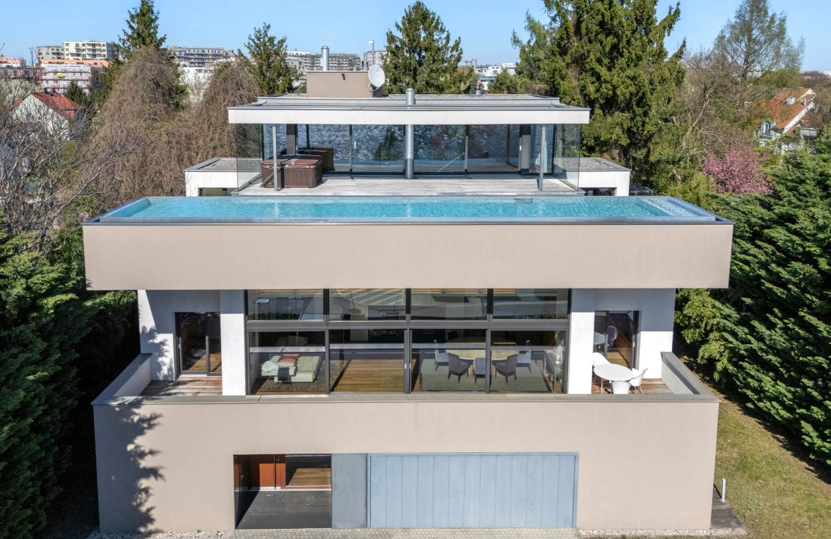Immobilie in 1120 Wien, 22. Bezirk: Architektenvilla mit  Infinity Pool  und Blick auf die Wiener Skyline - bild 1