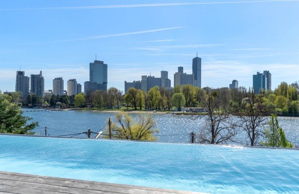 Immobilie in 1120 Wien, 22. Bezirk: Architektenvilla mit  Infinity Pool  und Blick auf die Wiener Skyline
