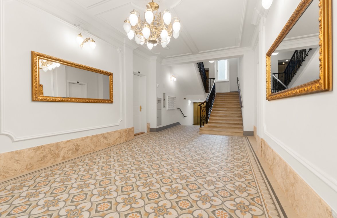 Immobilie in 1090 Wien, 9. Bezirk: Klassische Altbauarchitektur mit Balkon in Toplage des 9. Bezirks! - bild 1