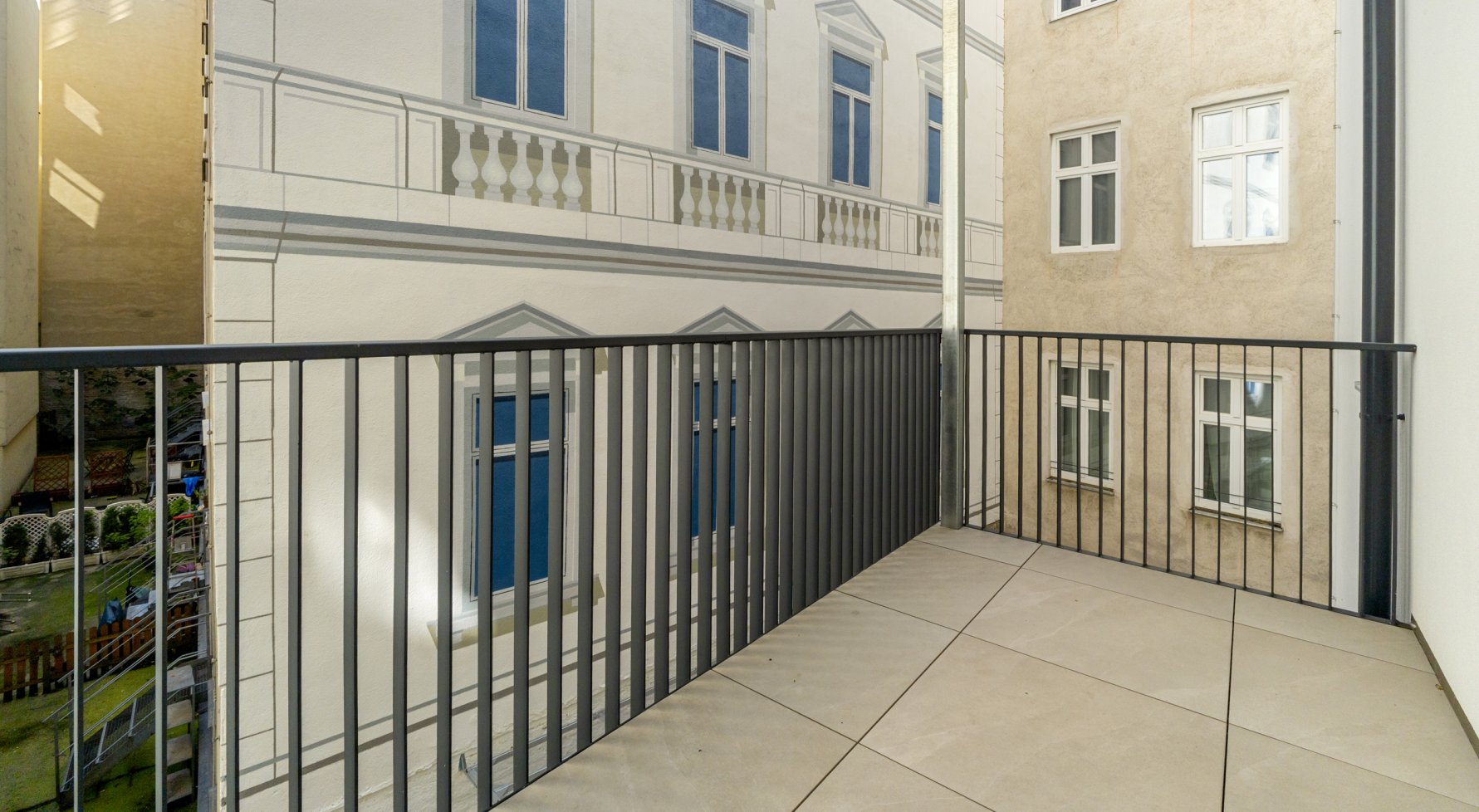 Immobilie in 1090 Wien, 9. Bezirk: Klassische Altbauarchitektur mit Balkon in Toplage des 9. Bezirks! - bild 1