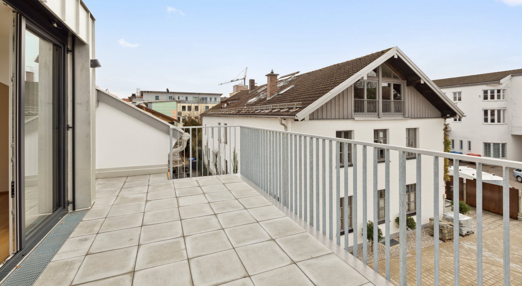Immobilie in 83395 Freilassing, Bayern: Erstbezug: Stilvolles Townhouse mit kleinem Gartenanteil  und 2 KFZ-Stellplätzen - bild 1