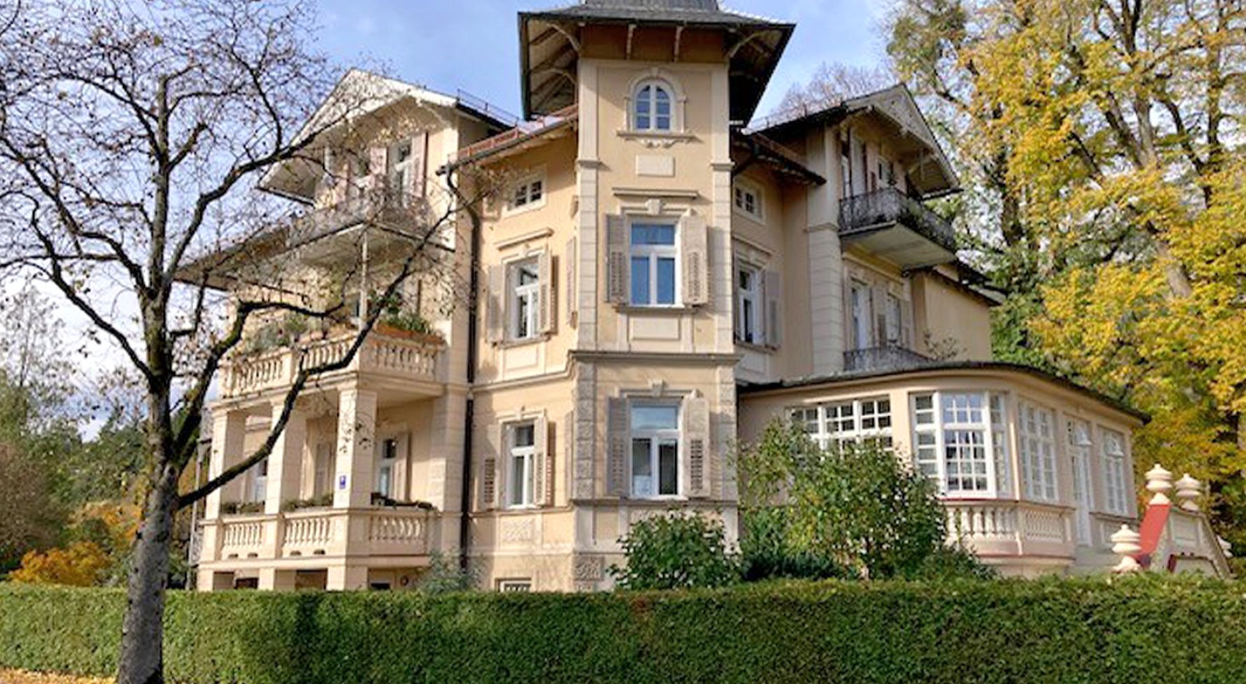 Property in 83435 Bayern - Bad Reichenhall: Old building - villa floor with approx. 235 m² of living space and a garden - picture 1