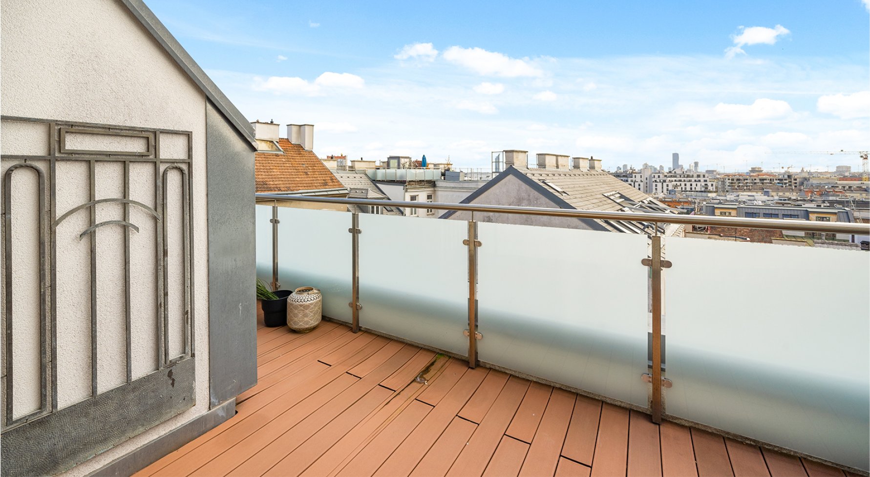 Property in 1090 Wien: SPACIOUS, BRIGHT PENTHOUSE APARTMENT WITH VIEW OF VIENNA! - picture 1