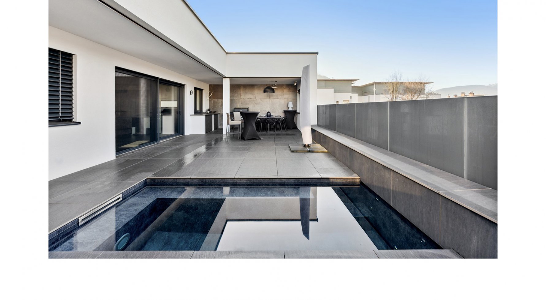 Property in 4810 Gmunden: Design-Penthousewohnung mit eigener Liftfahrt und Poolterrasse - picture 1
