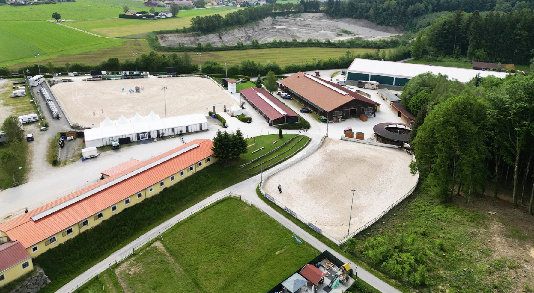 Immobilie in 5112 Salzburg- Lamprechtshausen: International renommierte Turniersportanlage nördlich von Salzburg - bild 1