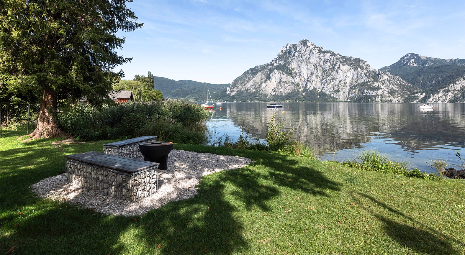 Property in 4801 Salzkammergut - Traunkirchen am Traunsee: Ultimate lakeside feeling! Maisonette on Lake Traunsee with private bathing area - picture 1