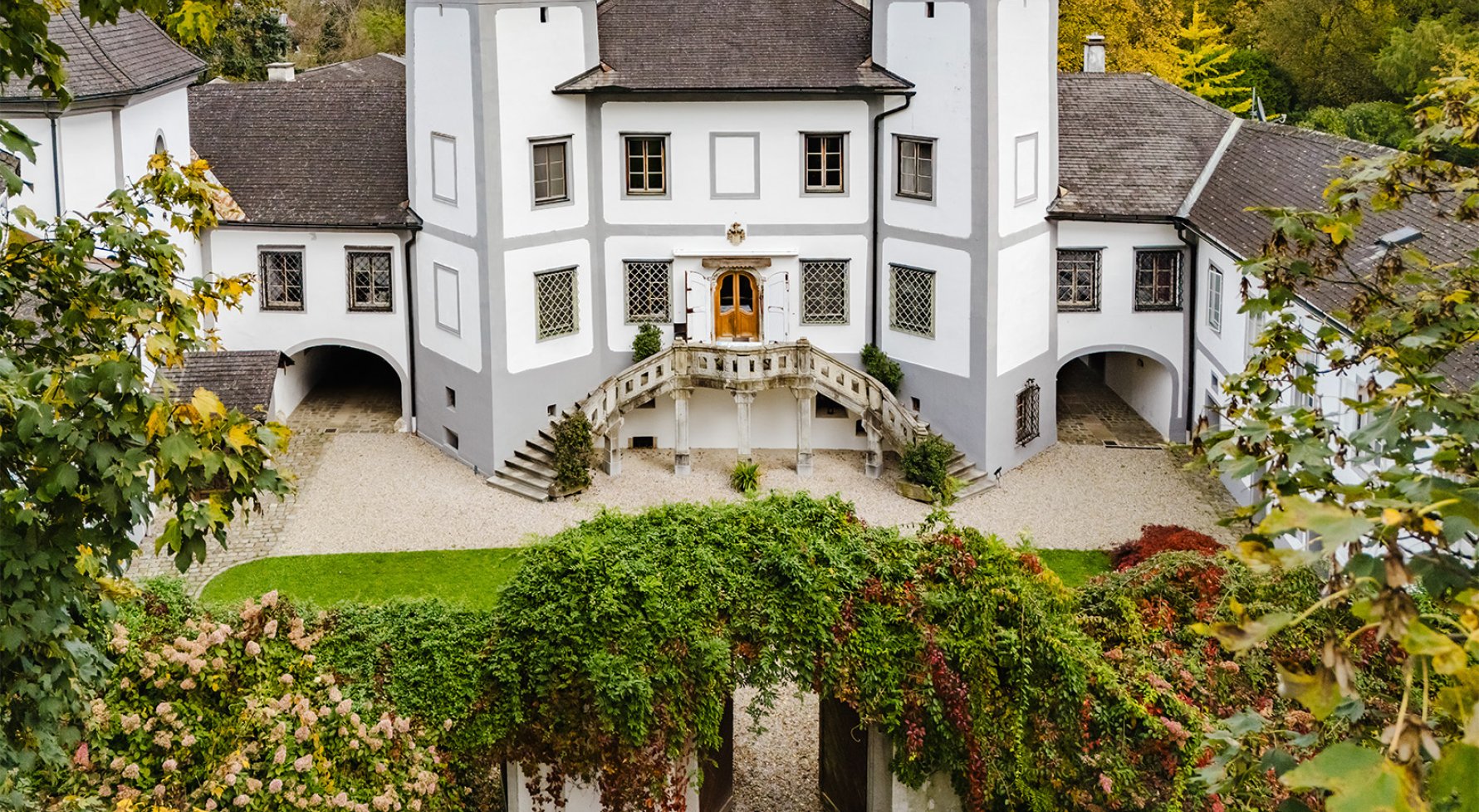 Immobilie in 4693 Salzkammergut - Nähe Gmunden am Traunsee: RENAISSANCETRAUM IM SALZKAMMERGUT Wohnschloss mit Charme und Historie - bild 1
