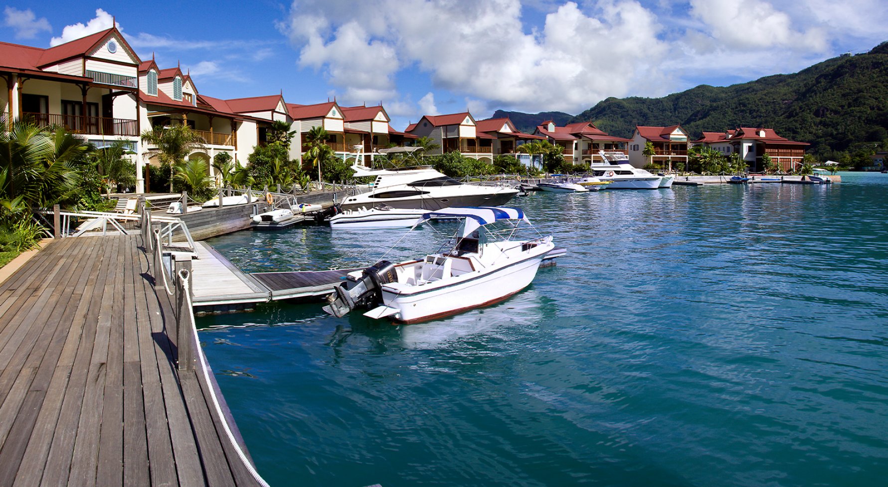 Property in - Mahe: EDEN PRIVATE ISLAND SEYCHELLES: Townhouse with wide-ranging views for best possible living comfort. - picture 1