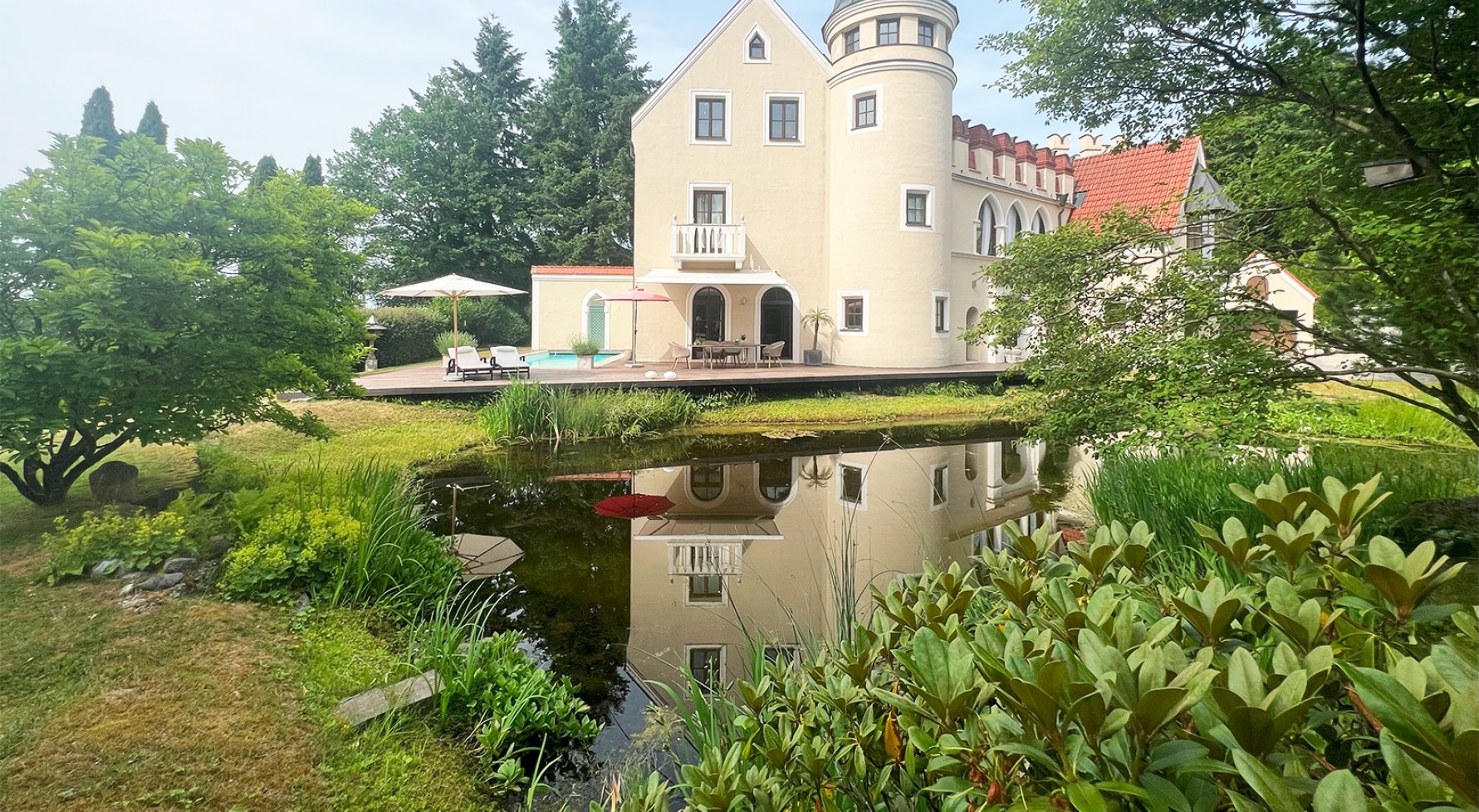 Property in 5123 Nähe Burghausen: CASTLE VIEW! Elegant little castle with a view of Burghausen - picture 1