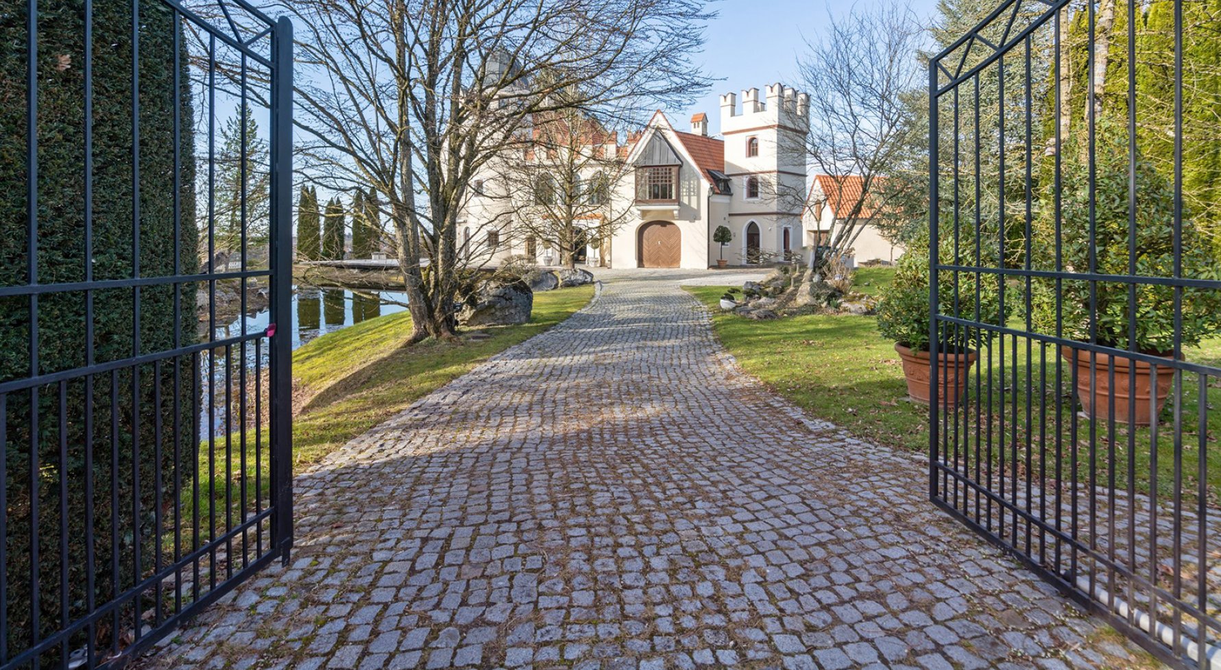 Property in 5123 Nähe Burghausen: LIKE TO LIVE ON THE UNUSUAL SIDE? Small castle in a breathtaking location - picture 1