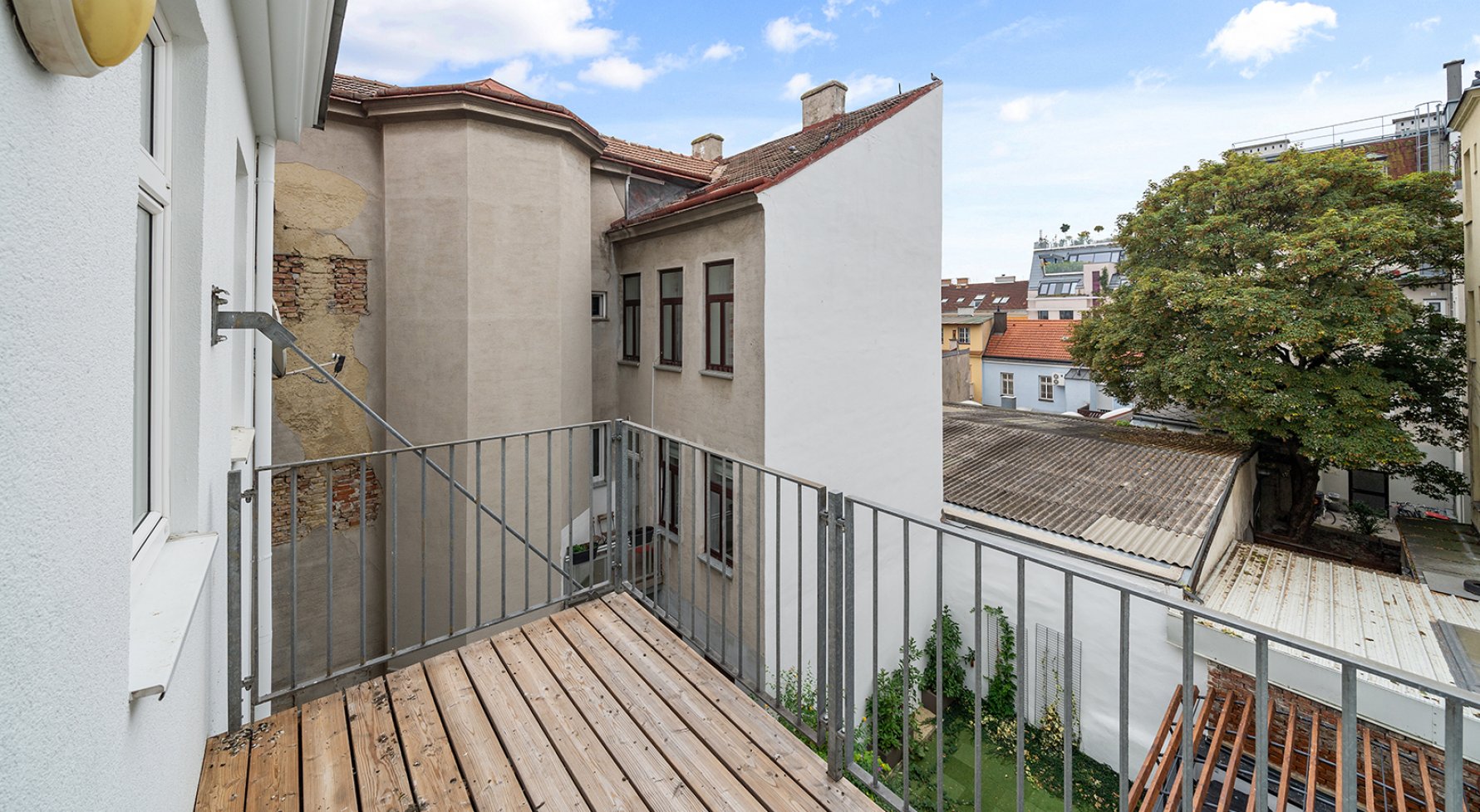 Property in 1170 Wien, 17. Bezirk: 2-room old building flat with balcony - picture 1