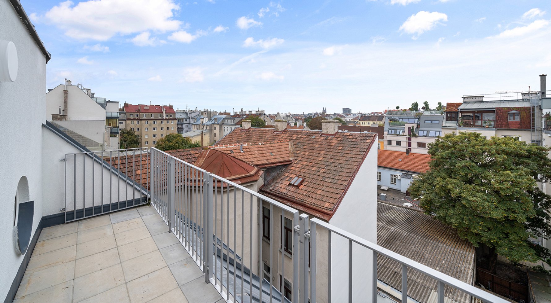 Property in 1170 Wien, 17. Bezirk: 2 room attic apartment in renovated old building with outdoor space - picture 1