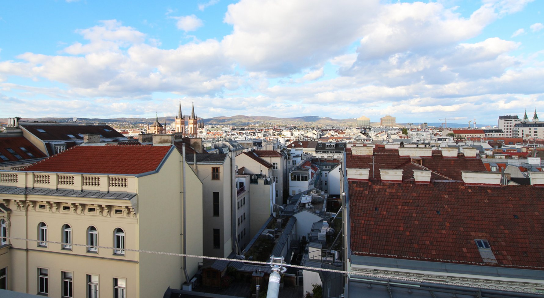 Property in 1070 Wien, 7. Bezirk: Above the rooftops of Vienna! Light-flooded roof terrace flat  - picture 1