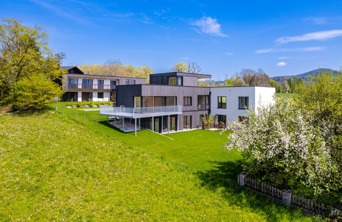 Immobilie in 4816 Nähe Gmunden/Salzkammergut: VIERKANTHOF NEU INTERPRETIERT! Premium-Doppelhaushälfte im Gartenparadies - bild 2