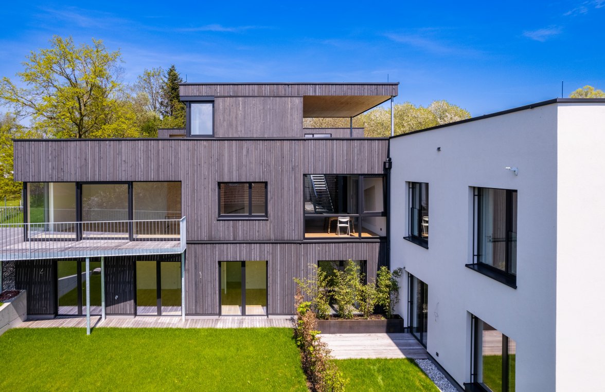 Immobilie in 4816 Nähe Gmunden/Salzkammergut: VIERKANTHOF NEU INTERPRETIERT! Premium-Doppelhaushälfte im Gartenparadies - bild 1