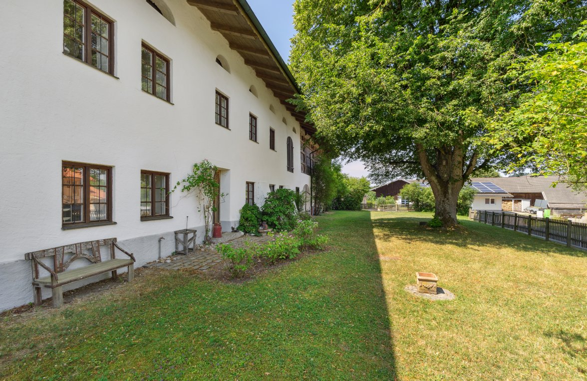 Immobilie in 83370 Bayern - Seeon-Seebruck: Bezaubernder Landsitz mit eigenem Seezugang und Pferdekoppel - bild 1