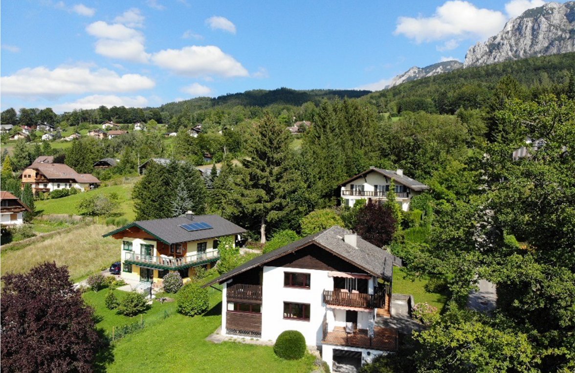 Property in 4853 Steinbach am Attersee / Salzkammergut: The lake glitters magically! Spacious property with old stock at the Attersee! - picture 4