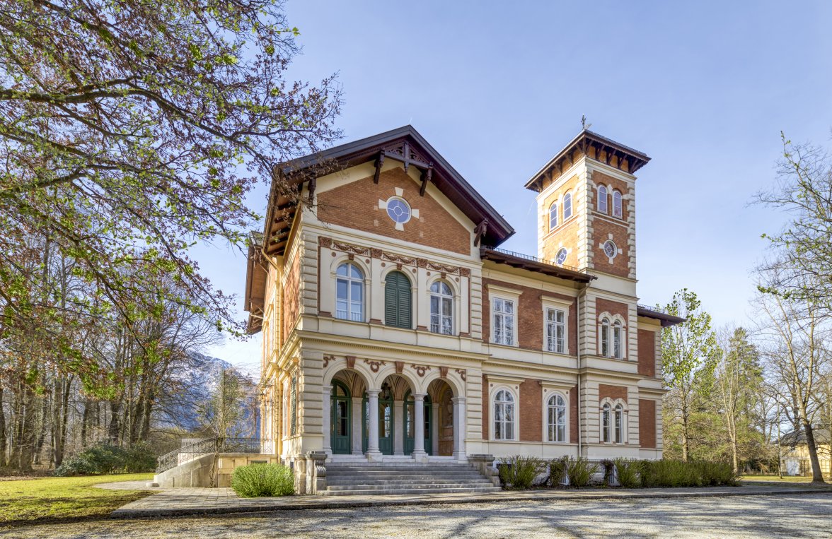 Immobilie in 5020 Salzburg - Anif: Absolute Alleinlage - Historische Villa auf 3,1 ha eingezäuntem Parkgrund - bild 1