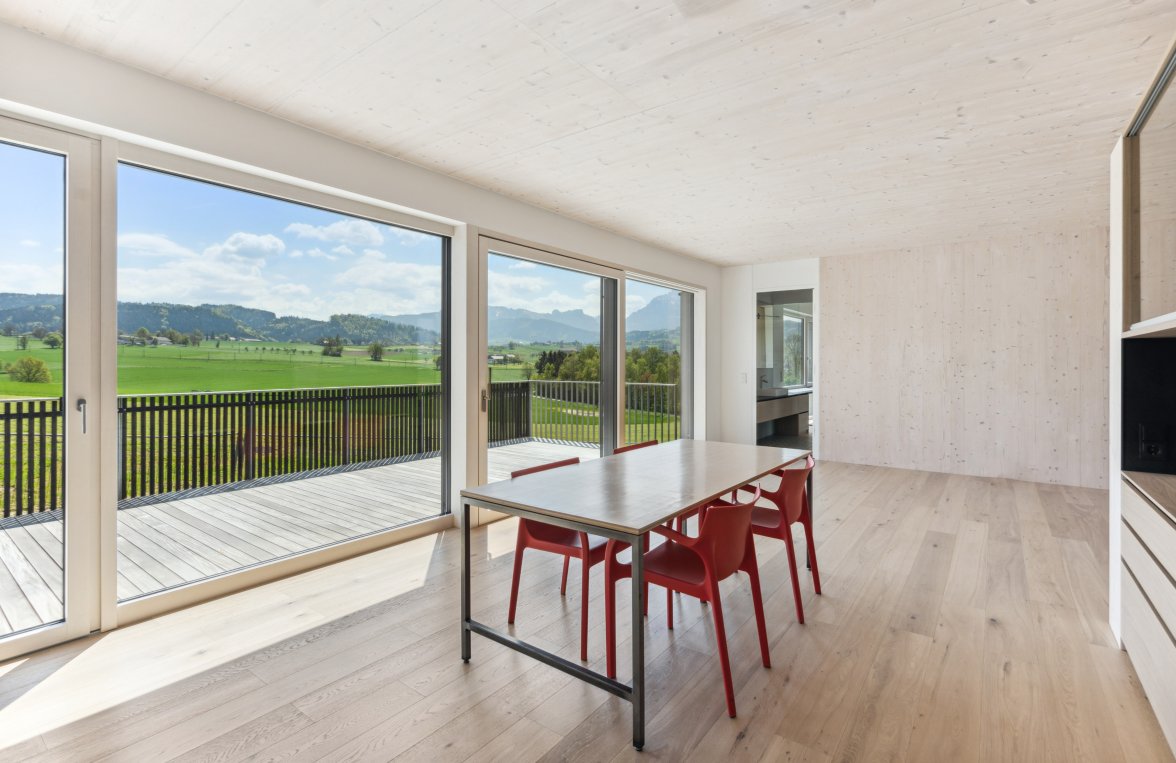 Immobilie in 4816 Nähe Gmunden/Salzkammergut: DOPPELHAUSHÄLFTE NEU INTERPRETIERT! Modern Wohnen im Architekturjuwel - bild 1