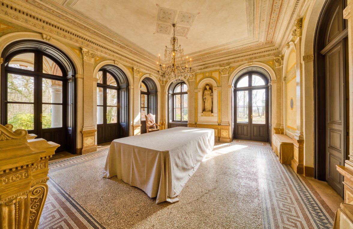 Immobilie in 5020 Salzburg - Anif: Absolute Alleinlage - Historische Villa auf 3,1 ha eingezäuntem Parkgrund - bild 2