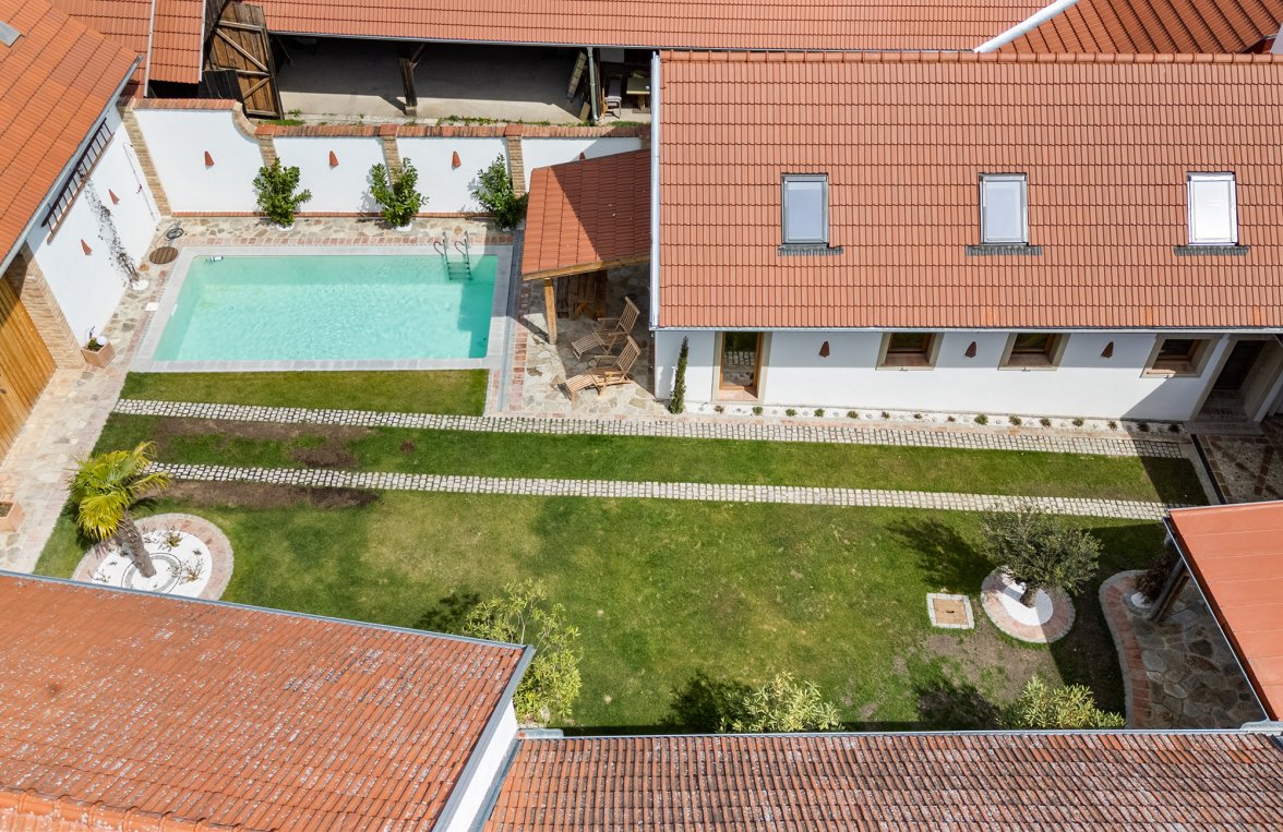 Immobilie in 3704 Niederösterreich - westl. Weinviertel - Heldenberg : Einmalige Gelegenheit! Renovierter, historischer Vierkanthof - nur 40 min v. Wien  - bild 1