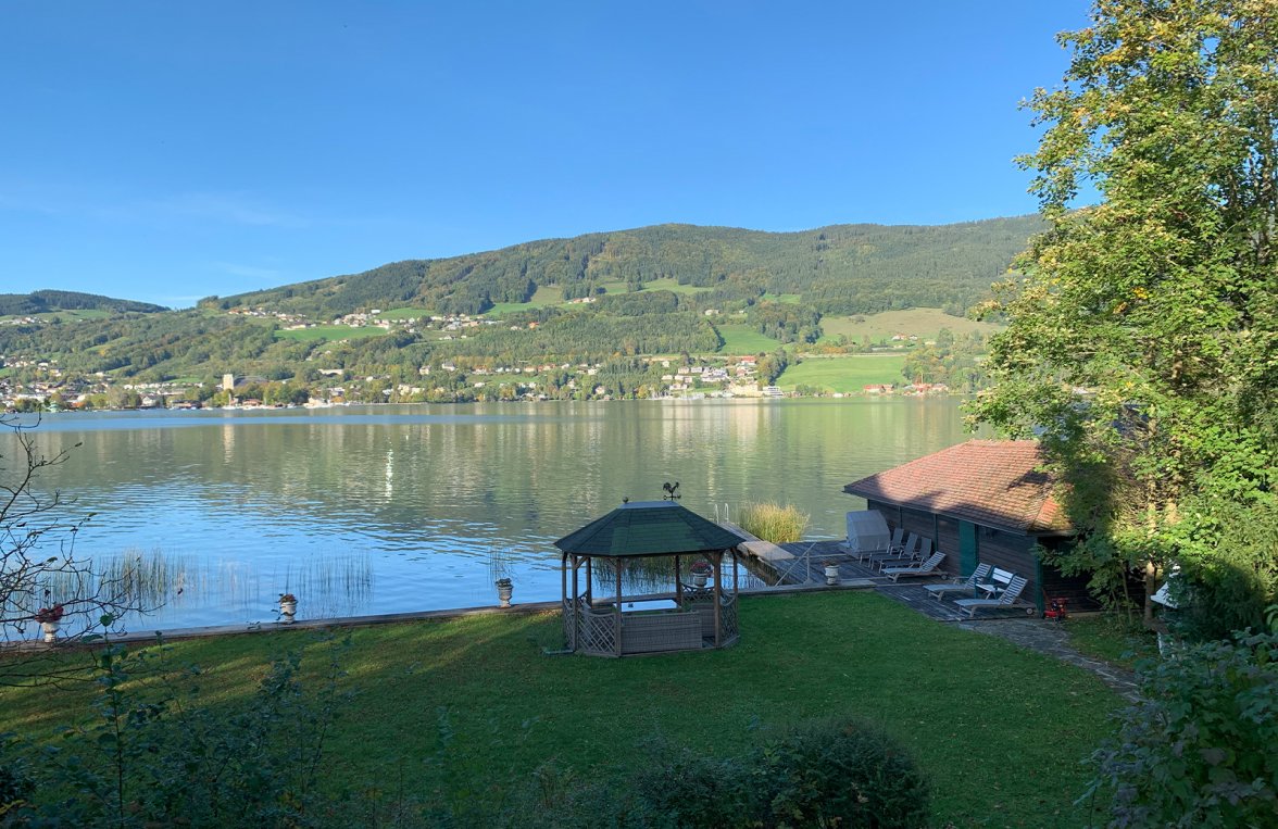 Property in 5310 St. Lorenz am Mondsee / Salzkammergut: ONE OF A KIND on Lake Mondsee Lake home with 40 m lake front, jetty & boathouse - picture 2