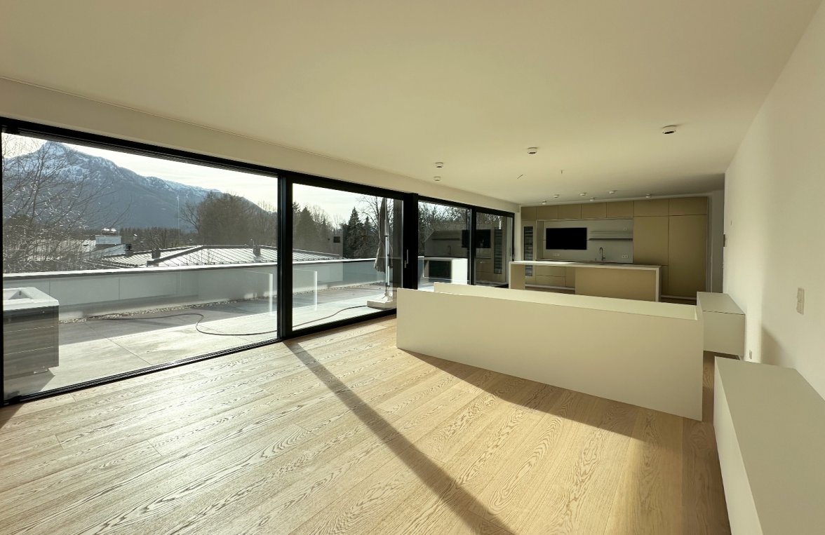 Property in 5020 Salzburg - Morzg: For car lovers! Penthouse maisonette with sun terrace and 8 garage spaces - picture 1