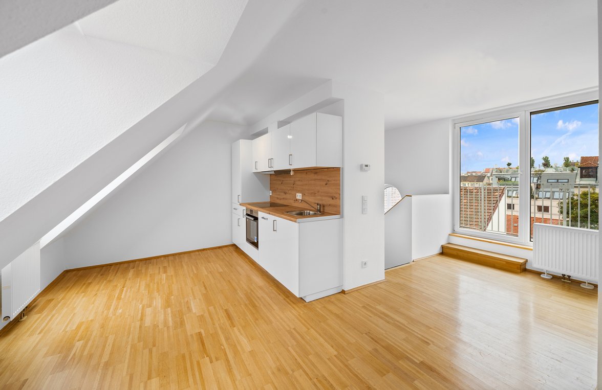 Property in 1170 Wien, 17. Bezirk: Attic flat in renovated old building with open space - picture 1