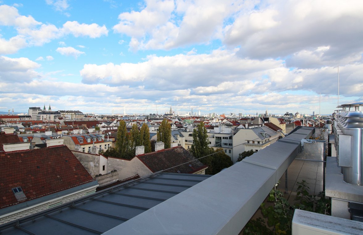 Immobilie in 1070 Wien, 7. Bezirk: Über den Dächern Wiens! Lichtdurchflutete Terrassenwohnung  - bild 1